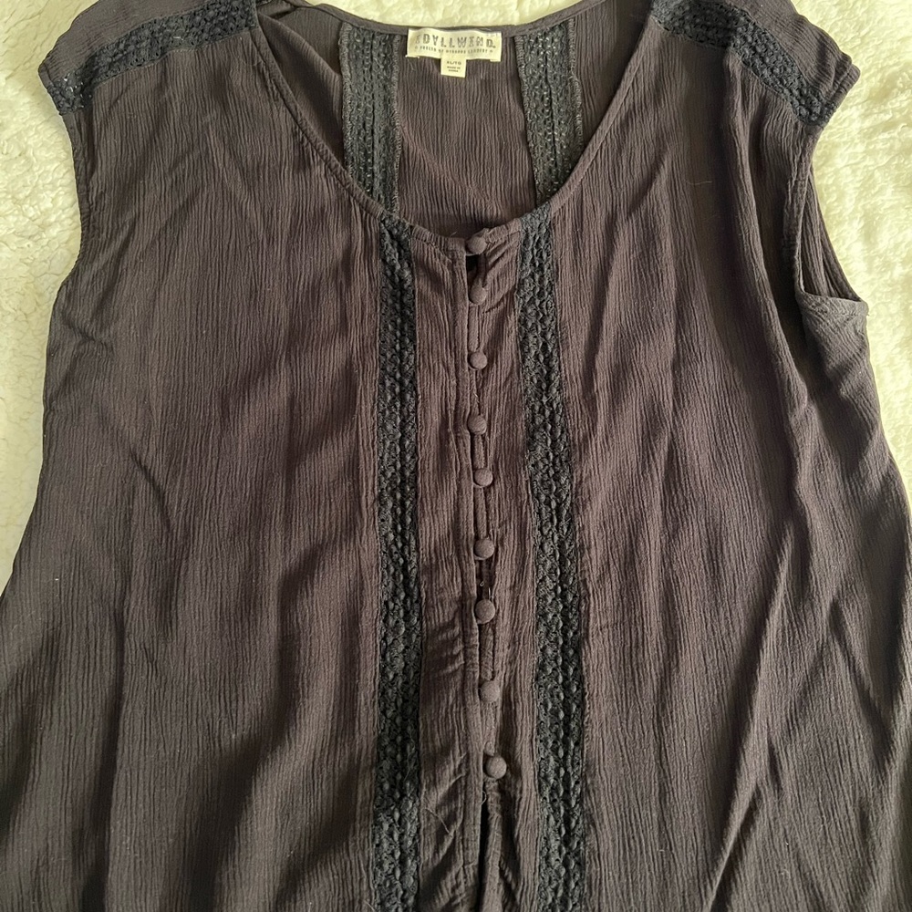 Black sleeveless shirt
